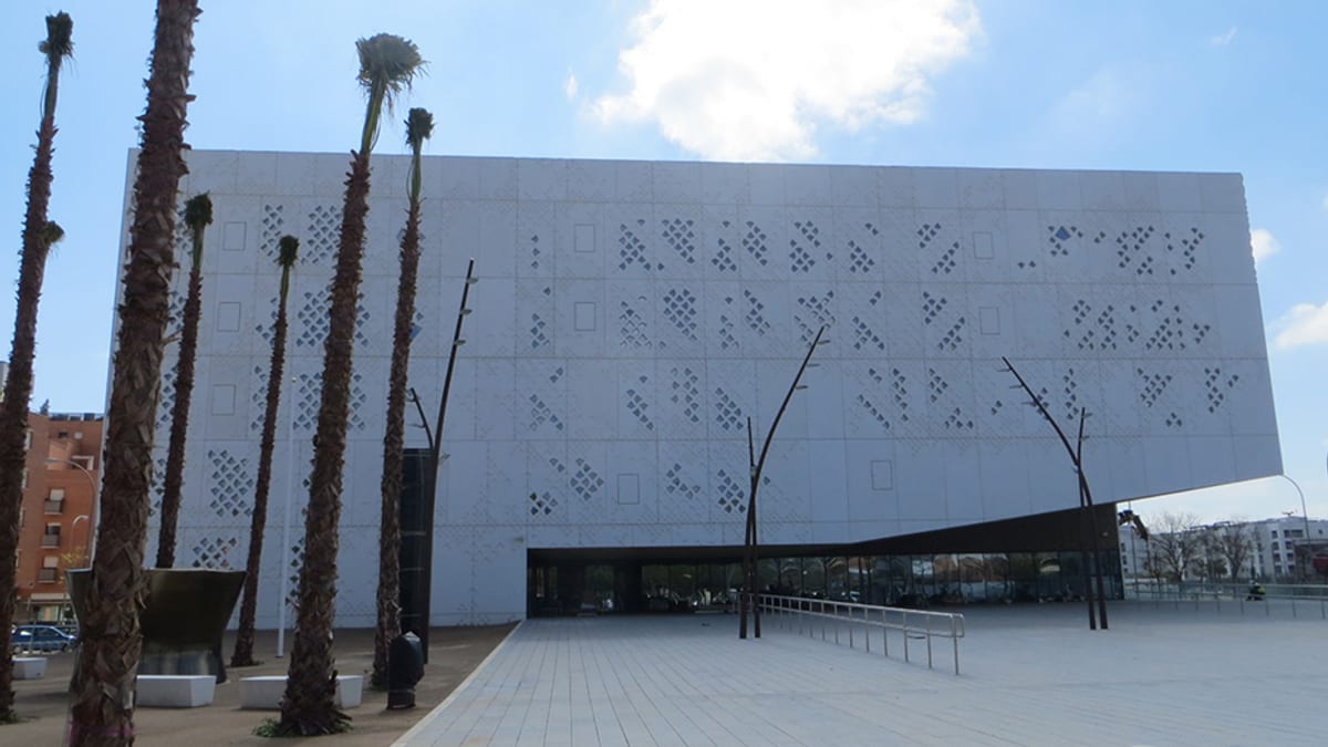 Fachada del Instituto de Medicina Legal de Córdoba, edificio moderno con arquitectura contemporánea