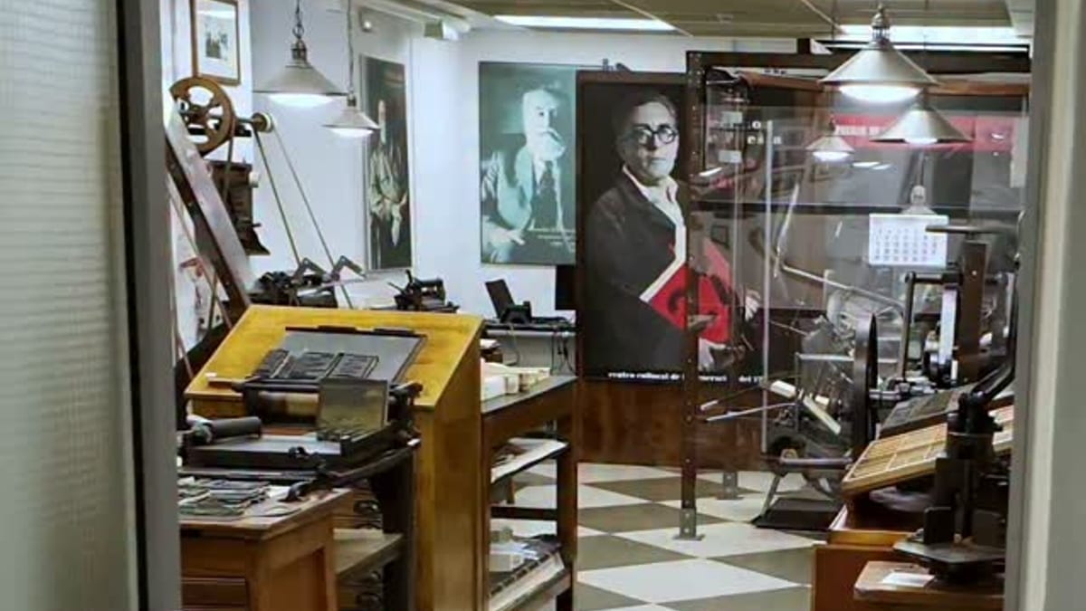 Alumnos de la Escuela de Arte Sentemó aprenden tipografía artesanal con el maestro impresor Pepe Andrade en el taller de la Imprenta Sur de Málaga