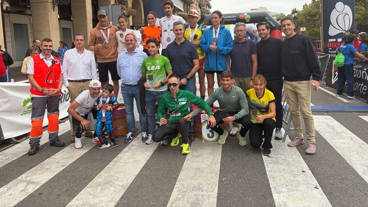 Ganadores de la XII Maratón Internacional Ciudad de Logroño con sus trofeos en la ceremonia de entrega de premios