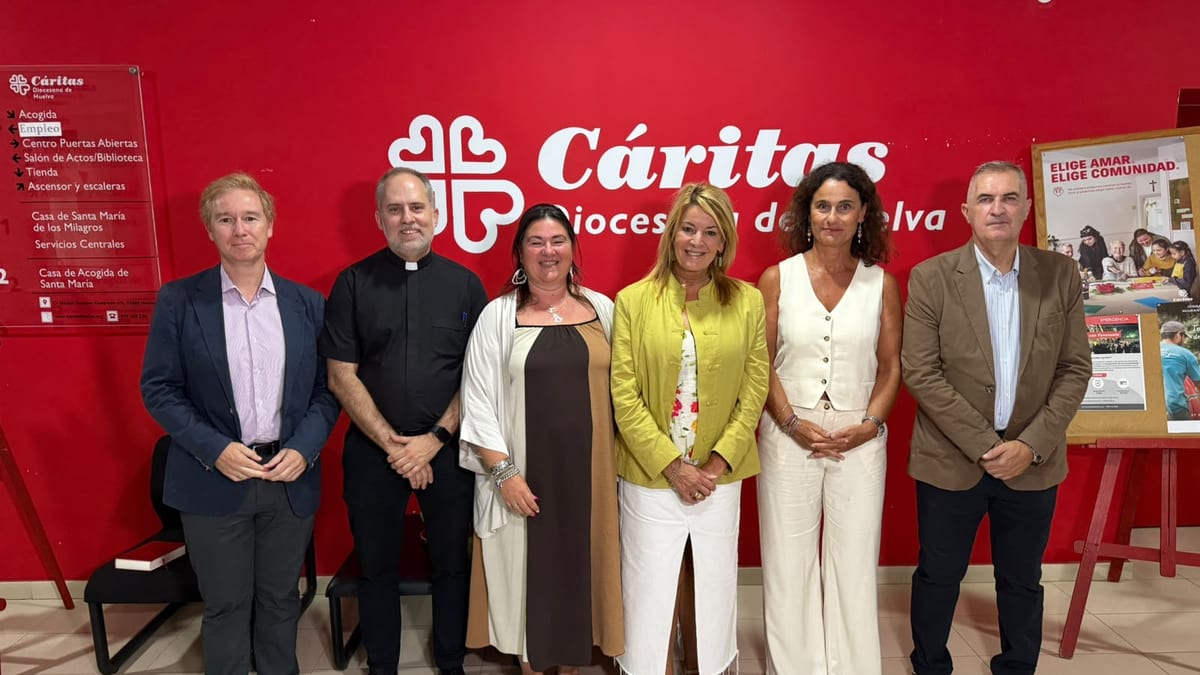 Entrada del Refugio Nuestra Señora del Rocío de Cáritas Huelva con señalización de servicios de acogida