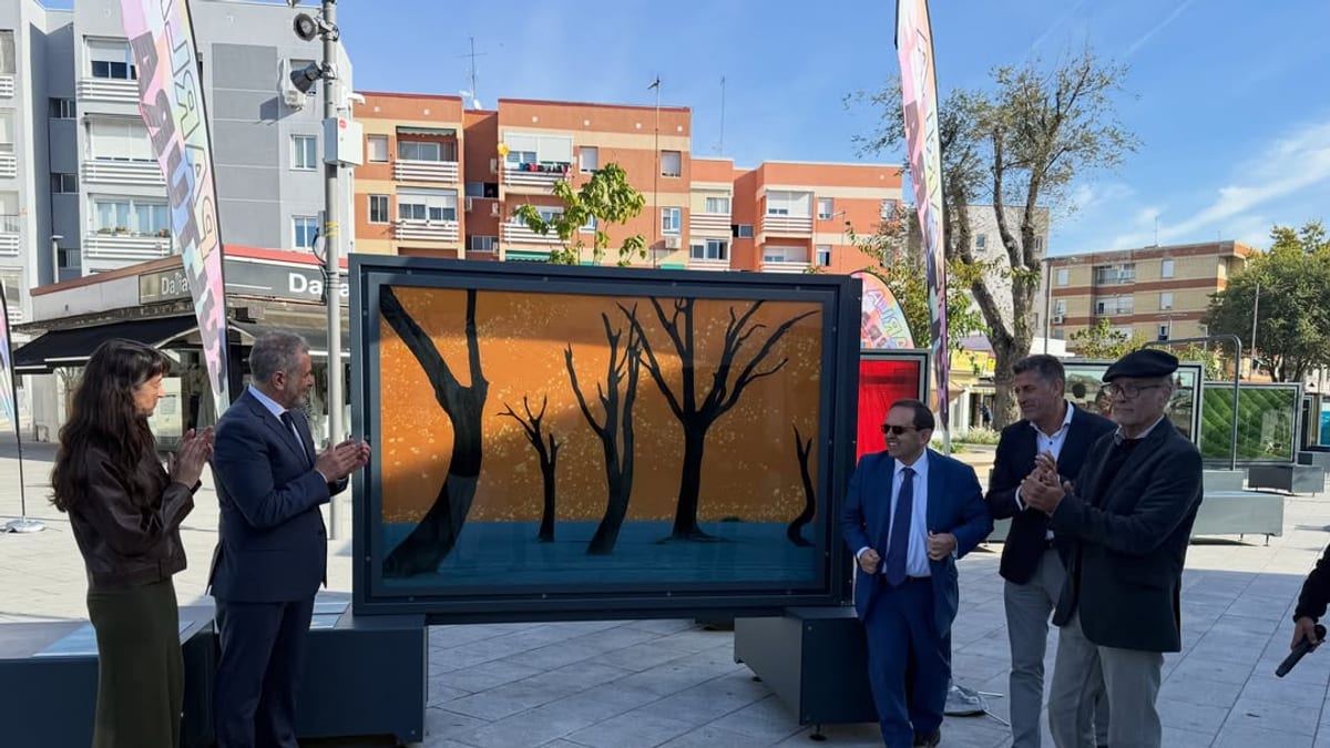 Acto de inauguración de la exposición 'Colores del mundo' en Parla con presencia del alcalde y la concejala de Cultura frente a una obra de arte digital