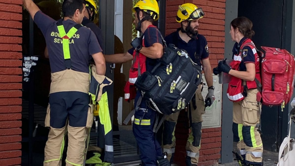Bomberos trabajando en el control del incendio de una vivienda en el barrio de Los Pajaritos de Sevilla
