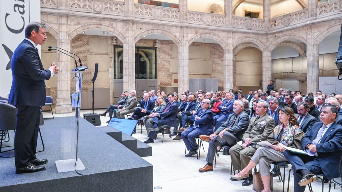 Borja Suárez, presidente de la Diputación Provincial de Burgos, interviene en el podio durante el Foro de Defensa celebrado en la Casa del Cordón de Burgos