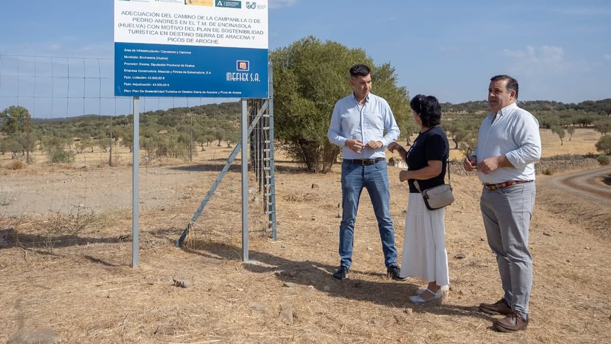 El diputado de Infraestructuras Manolo Cayuela durante la visita a las obras de mejora turística en los municipios de la Sierra de Aracena