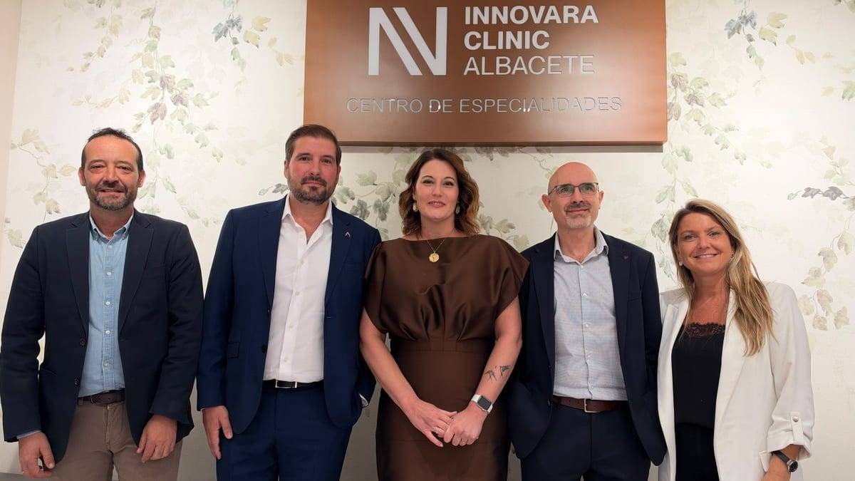 Autoridades municipales de Albacete en la inauguración del Centro de Especialidades Médicas Innovara Clinic
