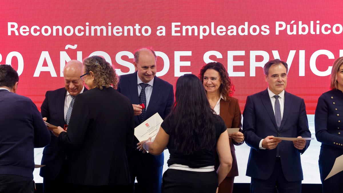 Consejero Miguel López Valverde entregando Insignias de Plata a empleados de la Agencia Madrid Digital en el Centro de Innovación DigitalizaMadrid