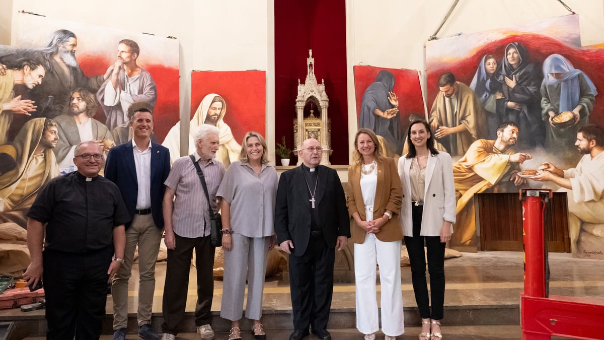 Instalación de los murales de Traver Calzada en la Capilla de la Comunión de la Cocatedral de Castelló