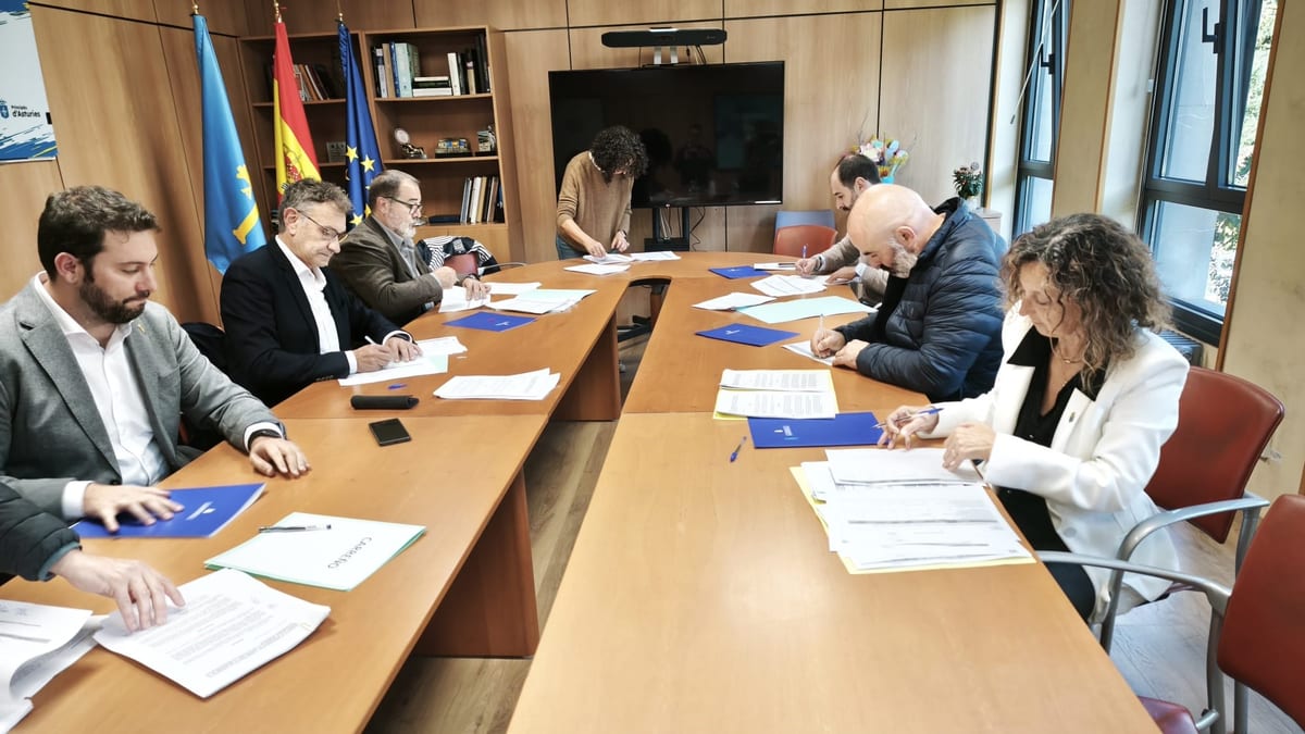 Representantes del Gobierno de Asturias y alcaldes de los ayuntamientos participantes en la firma de los convenios de integración de escuelas municipales