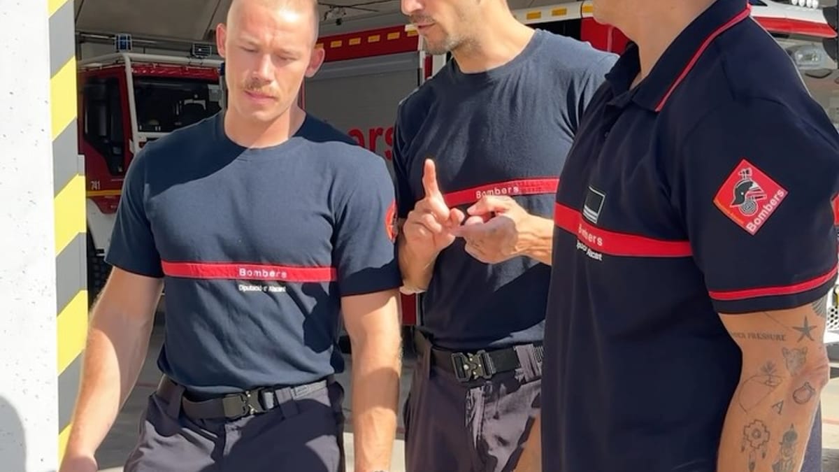 Bombero del Servicio de Extinción de Incendios de Alicante en el parque de bomberos durante el programa de intercambio internacional