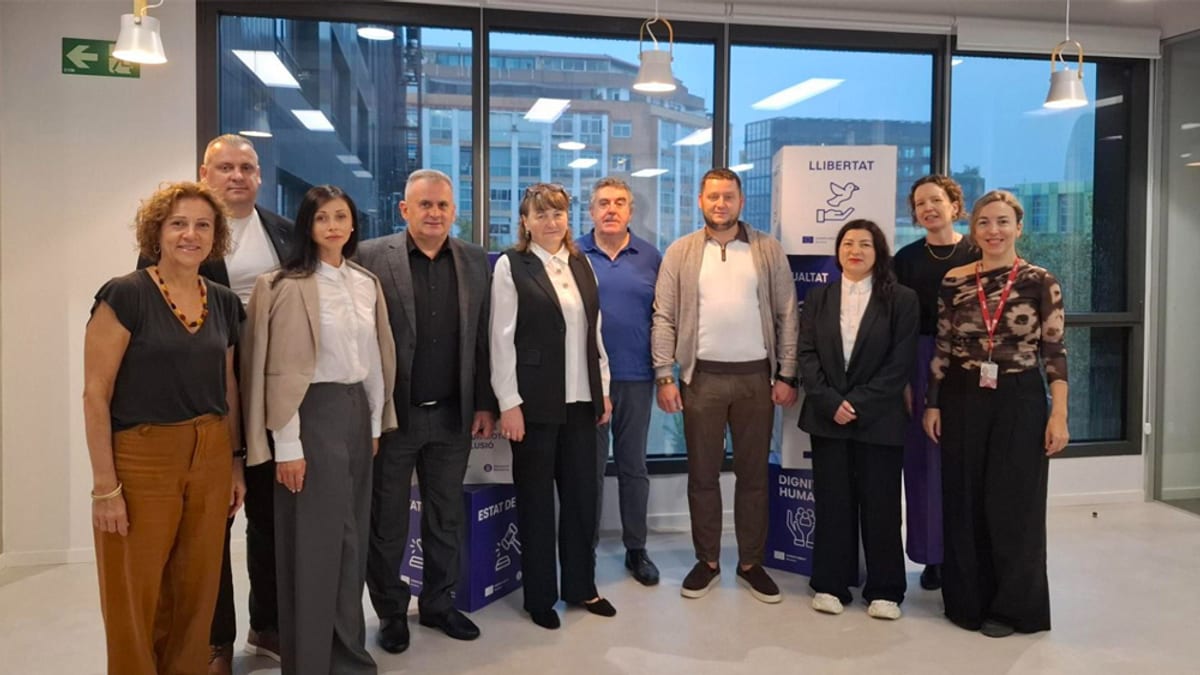 Representantes de los ayuntamientos de Barcelona y Ucrania en el encuentro de intercambio de experiencias municipal