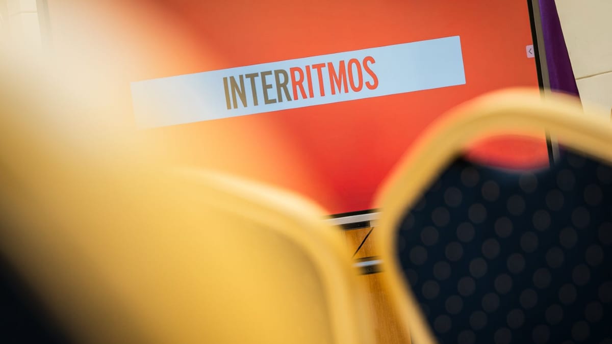 Presentación del programa Interritmos con participantes y responsables del Ayuntamiento de Málaga y colaboradores