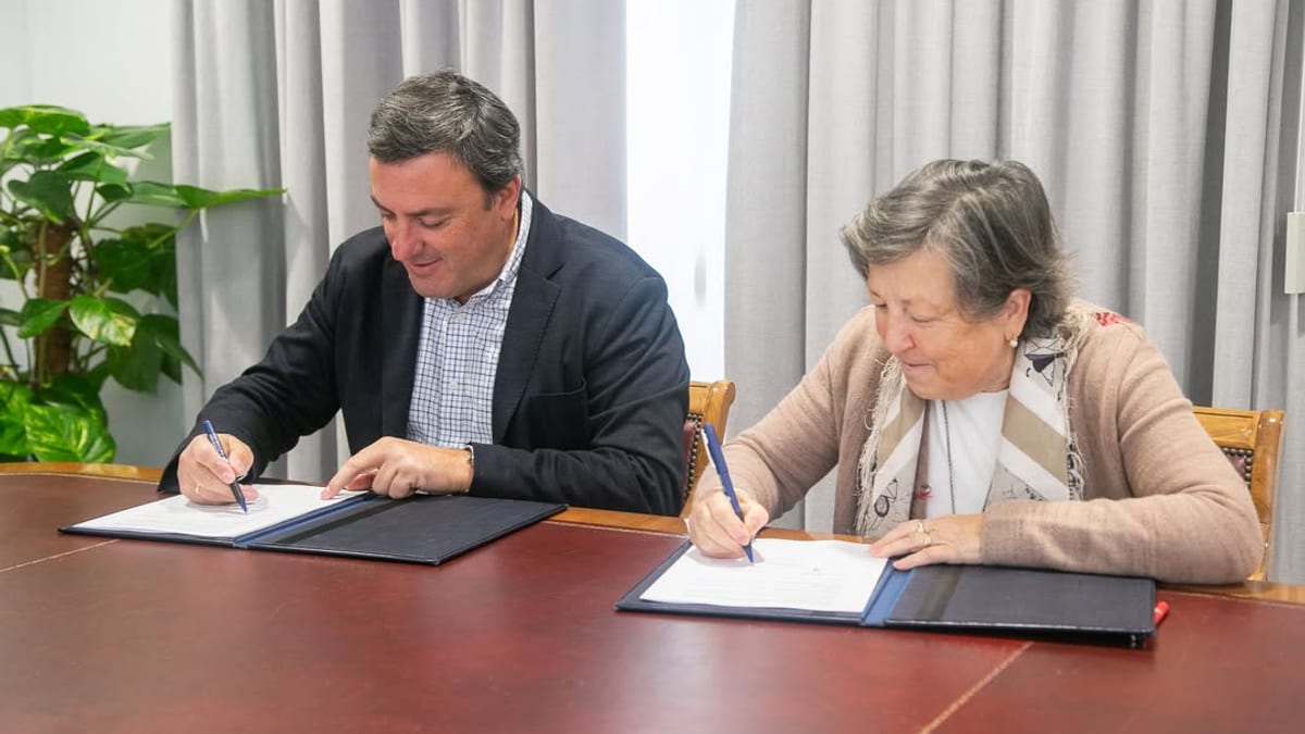 Firma del convenio de inversión en el Centro de Formación Violetas de Cáritas de A Coruña