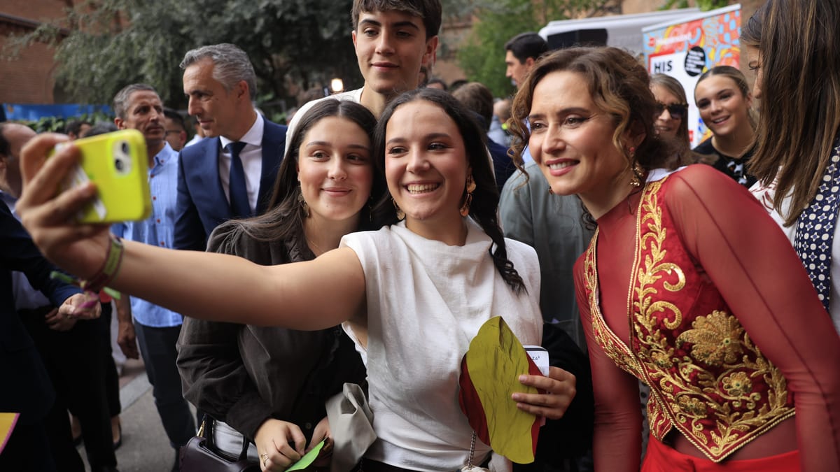 La presidenta Isabel Díaz Ayuso en la corrida de Hispanidad 2026 con autoridades internacionales
