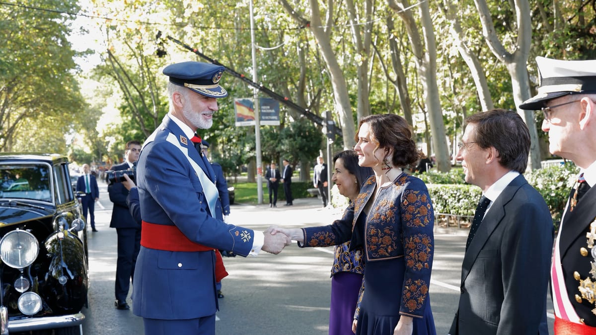 Isabel Díaz Ayuso en el Desfile Militar del 12 de octubre junto a autoridades militares y civiles