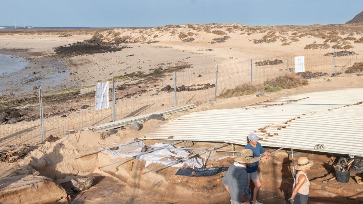 Excavaciones arqueológicas en el Islote de Lobos con investigadores trabajando en la zona de Lobos 5