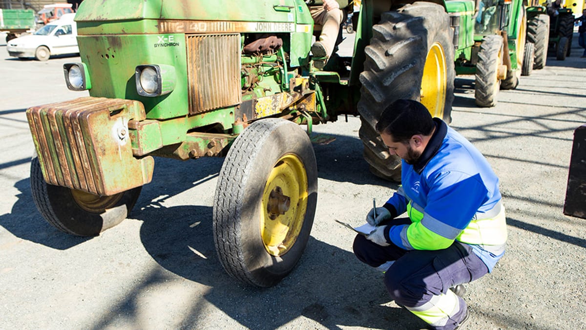 Unidad móvil de ITV agrícola durante inspección de vehículos en campaña de aceituna en Andalucía