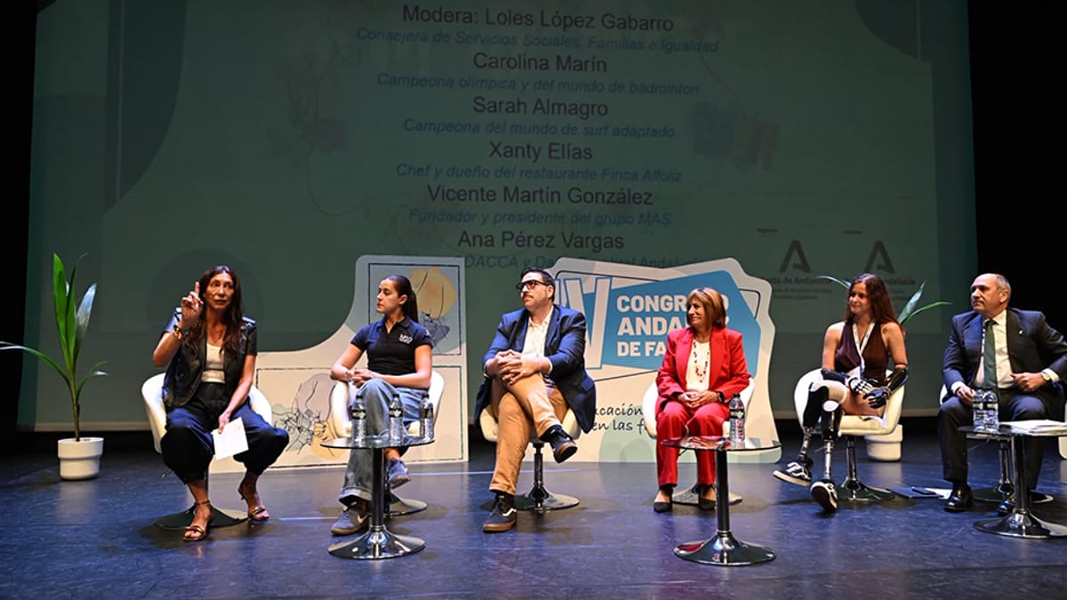 Cartel del IV Congreso Andaluz de Familias con los participantes en la mesa de debate sobre apoyo familiar, moderada por Loles López
