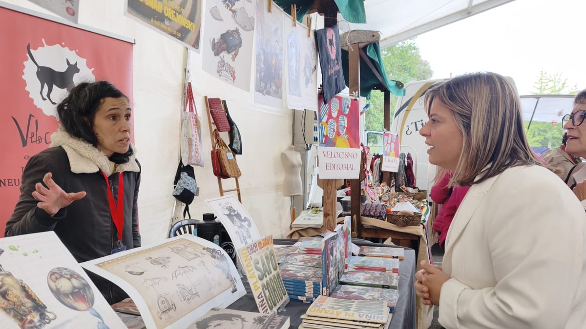 Vicepresidenta del Gobierno de Asturias en la IV Feria de Emprendedoras con expositoras y visitantes