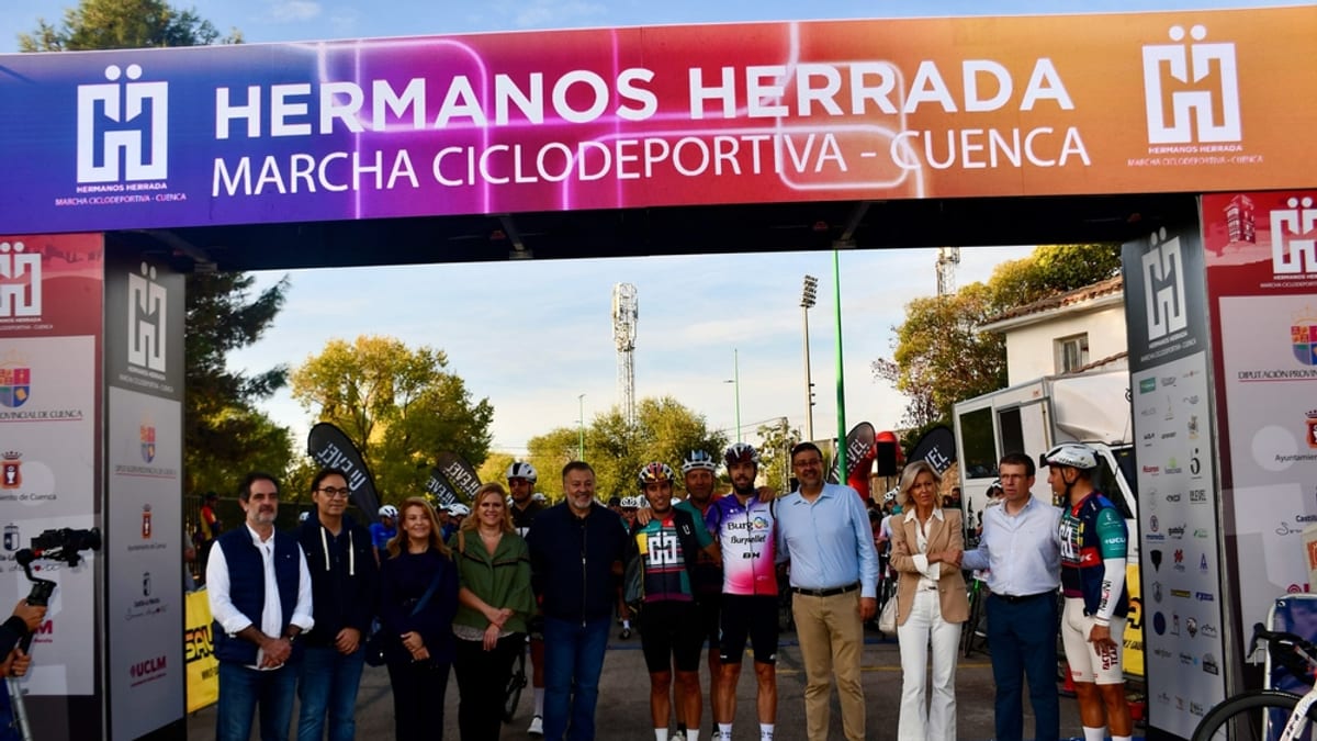 Participantes de la IV Marcha Herrada de Cuenca durante la salida de la marcha ciclodeportiva con representantes institucionales
