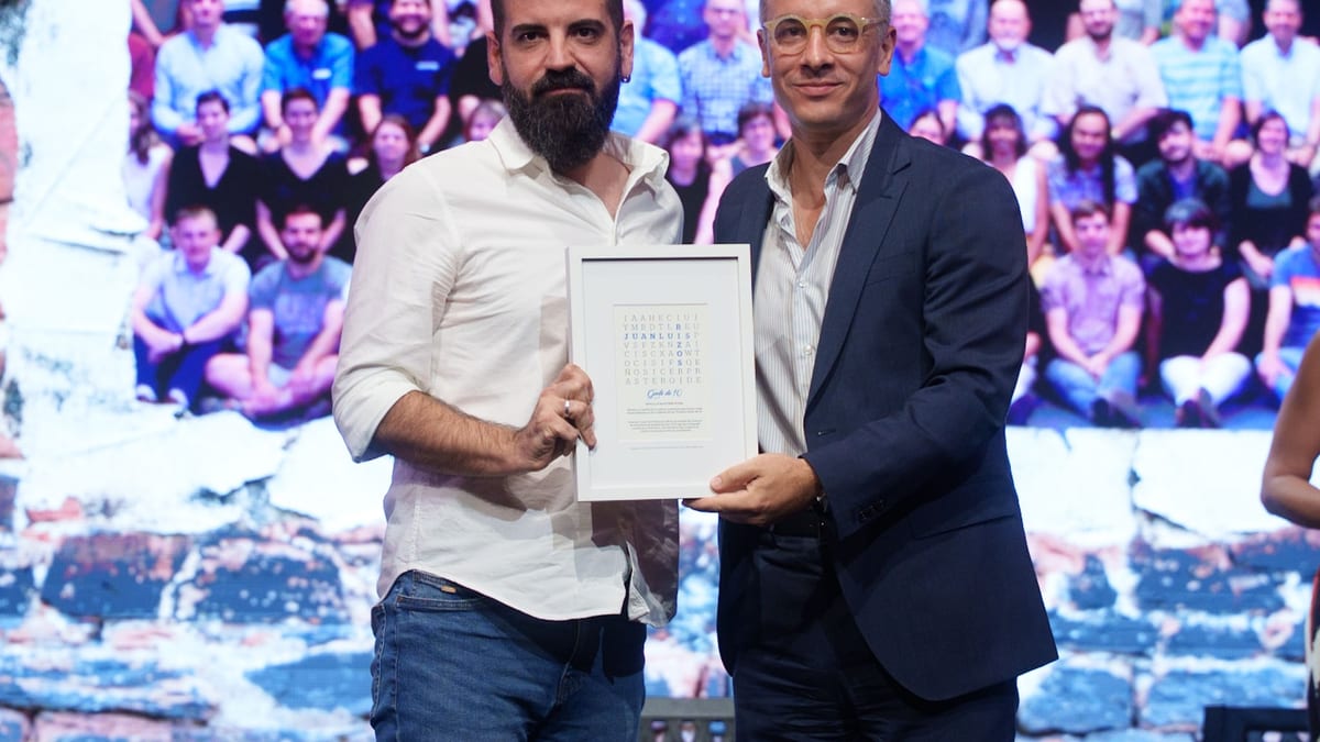 Dos personas sosteniendo un certificado de los Premios Gente de 10 durante el acto de entrega en un evento oficial