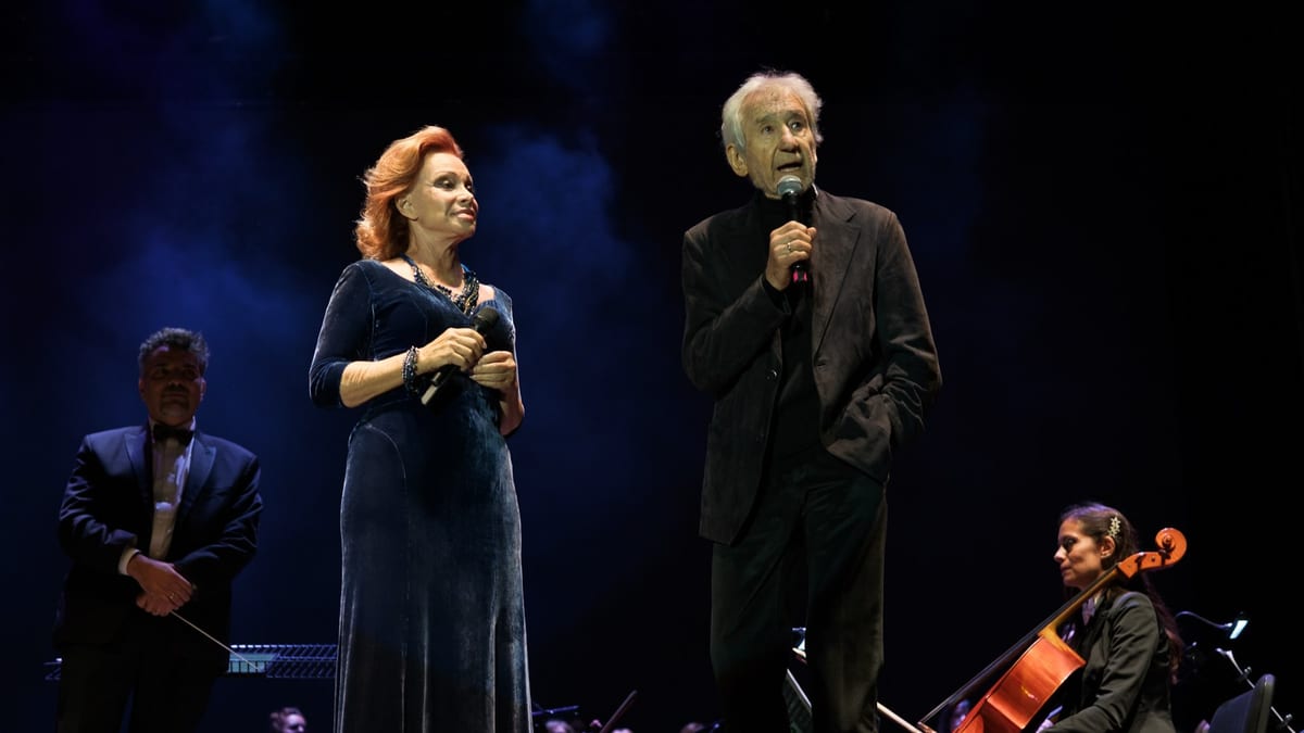 Espectáculo musical en la Plaza Mayor de Madrid durante el homenaje a Jaime Azpilicueta por sus 50 años de trayectoria