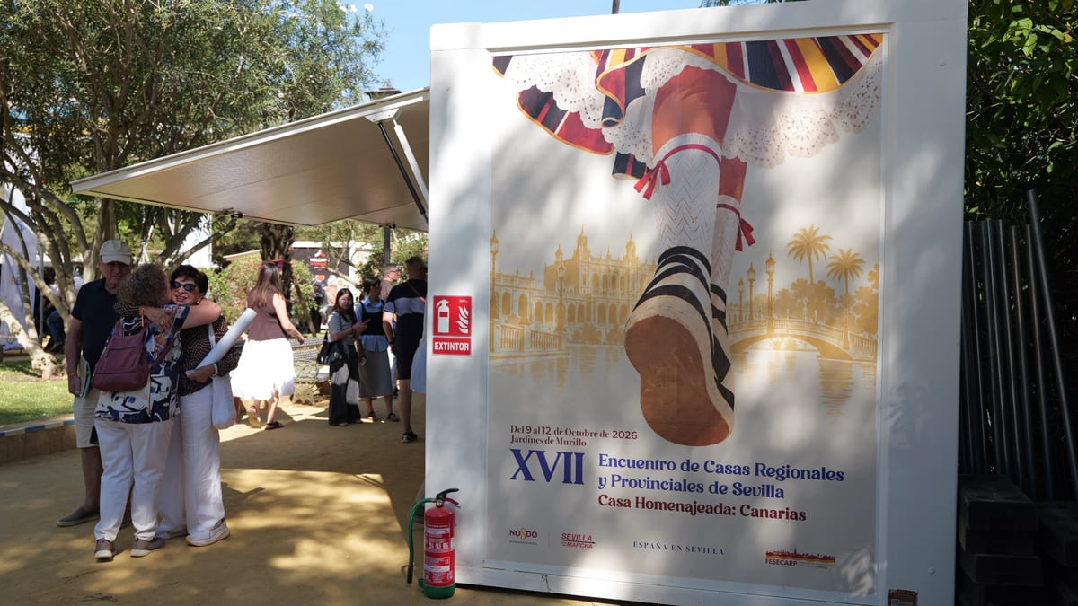 Participantes del XVII Encuentro de Casas Regionales y Provinciales de Sevilla en los Jardines de Murillo