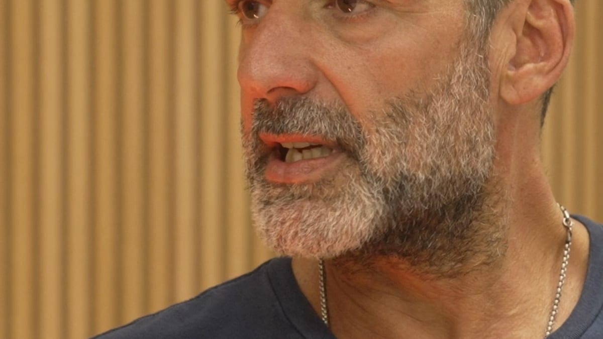 Jaume Anglada hablando por micrófono durante la grabación del videopódrcast de salud mental del Govern de Islas Baleares