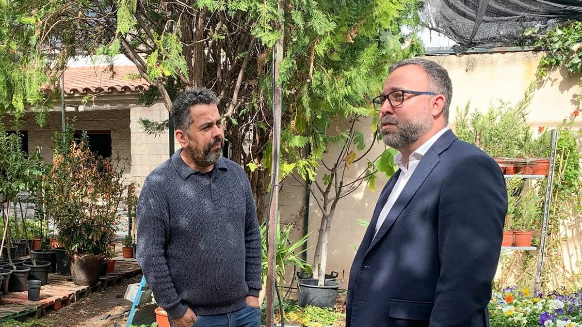 Javier Navarro visita el centro de jardinería Tomiflor acompañado por Jesús González Plaza en Tomelloso