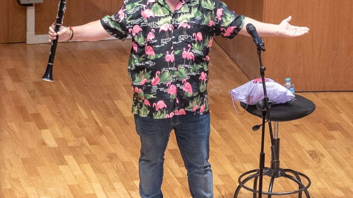 Jesús Arenas en el escenario del Auditorio de Cuenca durante el espectáculo Campechano
