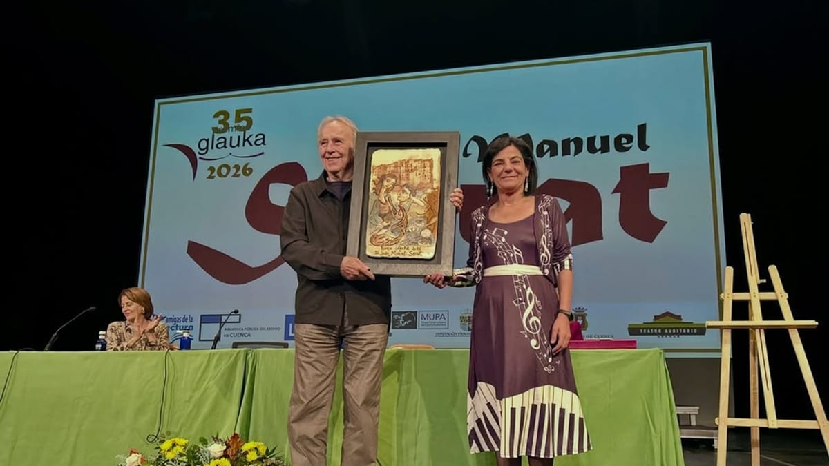 Joan Manuel Serrat durante la ceremonia de entrega del Premio Glauka 2026 en el Teatro Bretón de Cuenca
