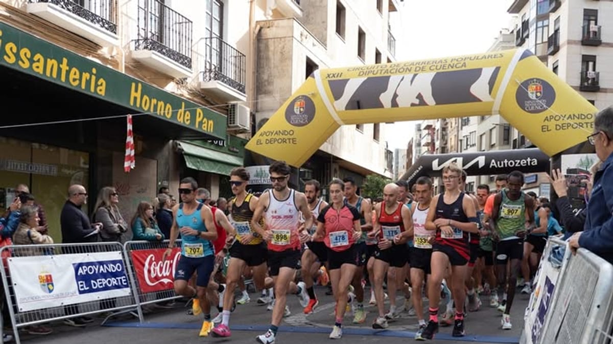 Entrega de trofeos de la Media Maratón de Cuenca 2026 con autoridades municipales y provinciales