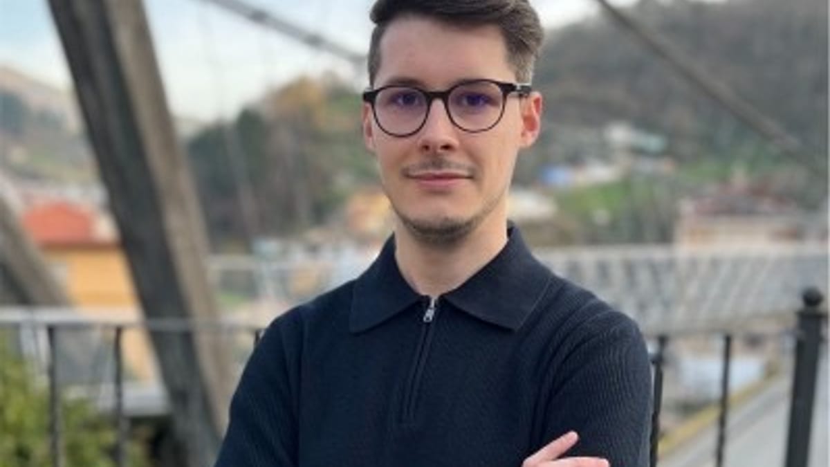 Jonathan Álvarez Díaz, ganador del Premio Juan Uría Ríu, junto a la distinción por su investigación sobre patrimonio arquitectónico