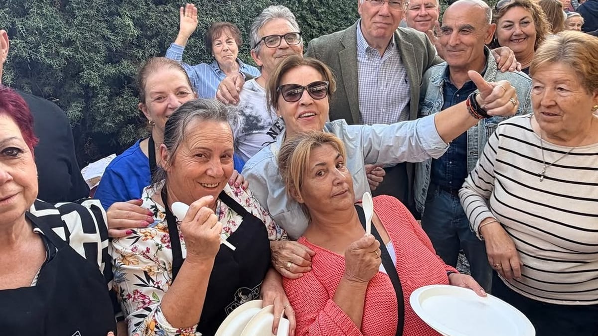 Jornada Gastronómica de convivencia en el Centro de Mayores de Illescas con preparación de migas por voluntarios y asistencia del alcalde José Manuel Tofiño
