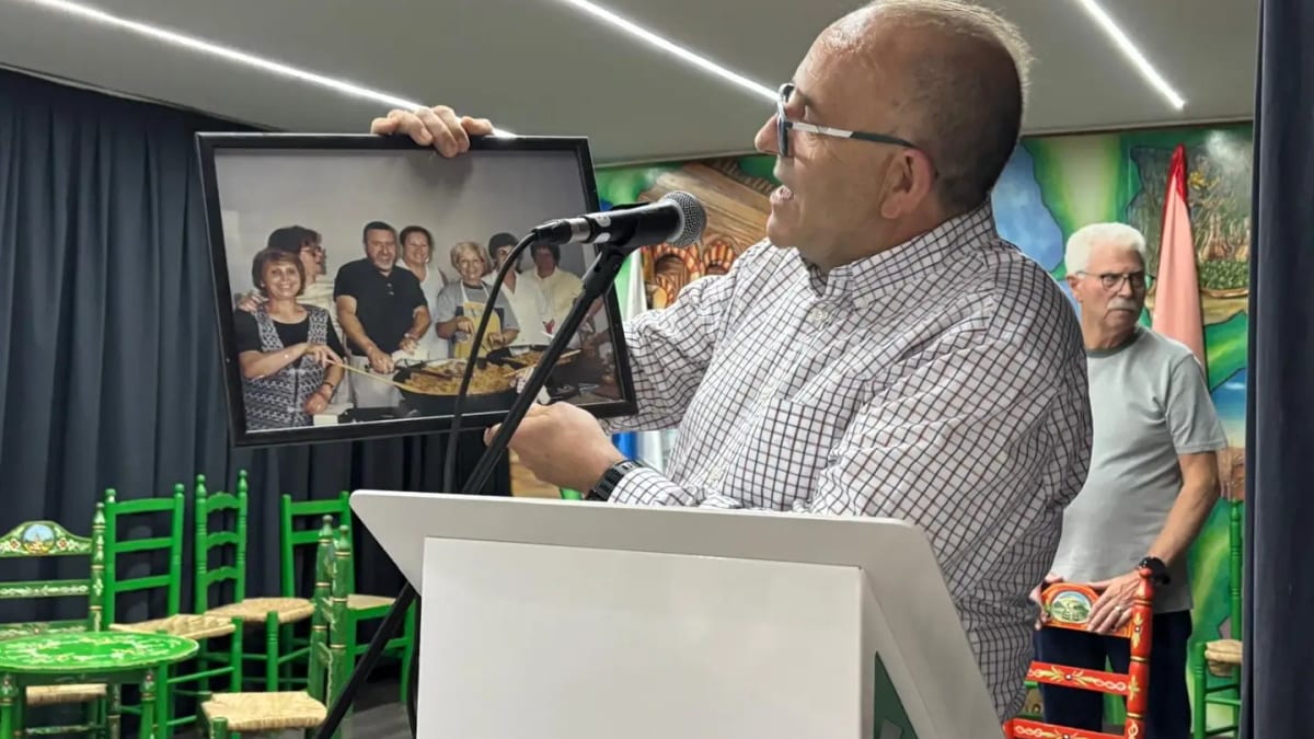 Evento de las Jornadas Culturales en la Casa Regional de Andalucía de Arganda del Rey, con intervención de un orador al micrófono en una sala decorada