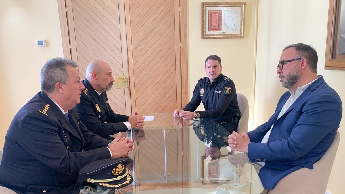 El alcalde de Tomelloso, Javier Navarro Muelas, recibe al Comisario Principal de Policía Nacional José Alberto Camacho Pedrero en un encuentro institucional