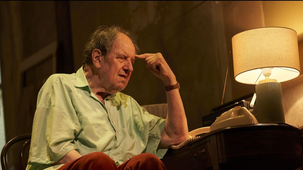 José María Pou en el papel de Roald Dahl en la obra de teatro 'Gigante', ganadora de premios Olivier 2025