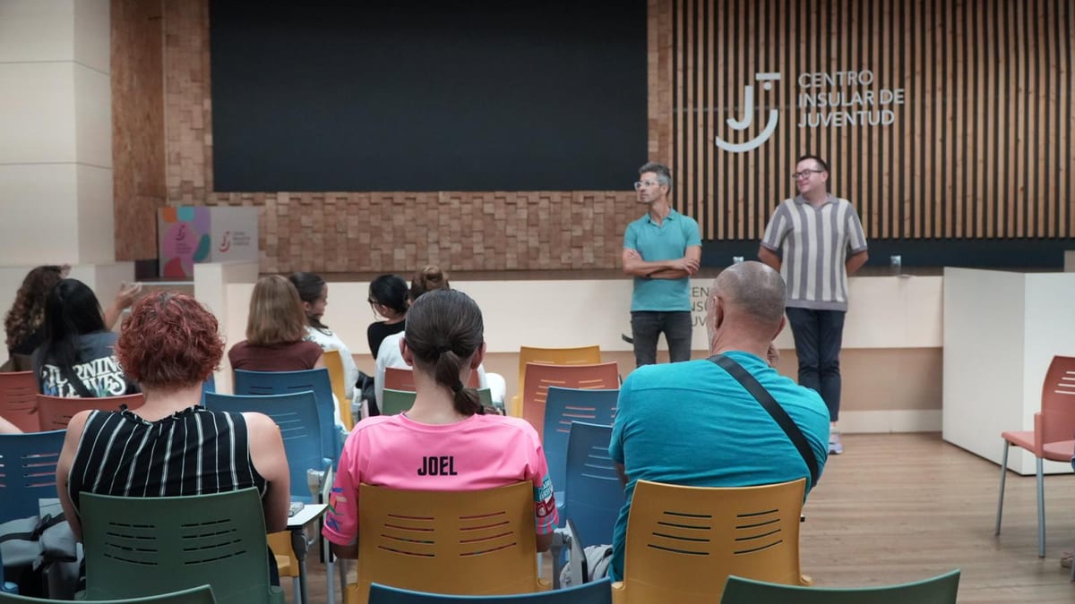 Grupo de jóvenes de Fuerteventura con diplomas tras completar programa de inmersión lingüística en Irlanda en el Centro Insular de Juventud