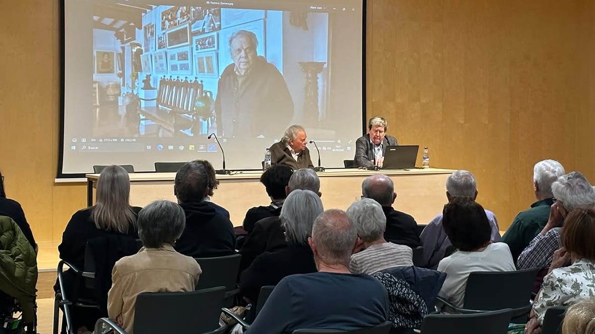 Conferencia de Juan Manuel Bonet sobre Antonio Pedrero en el Teatro Ramos Carrión de Zamora con proyección en pantalla y audiencia