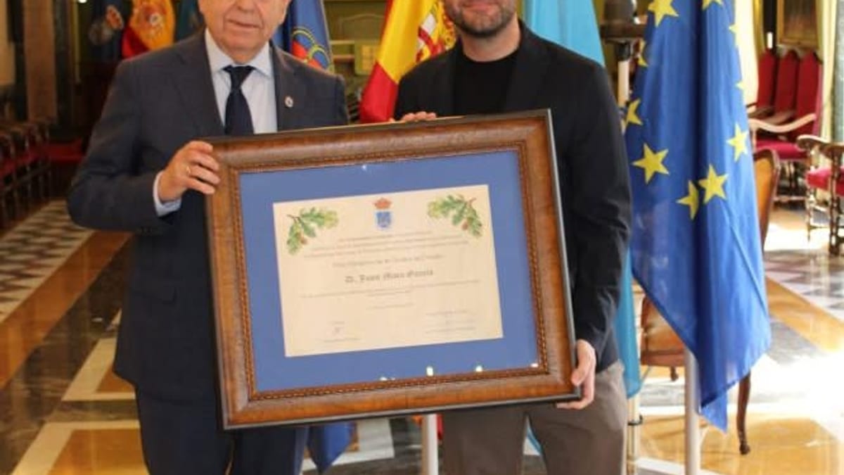 El Alcalde Alfredo Canteli entrega a Juan Mata García el certificado de Hijo Adoptivo de Oviedo en un acto oficial