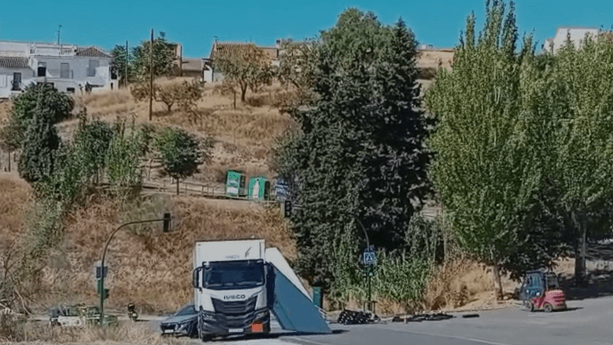 Camión accidentado en la carretera A-4002 de Granada tras transportar mercancías peligrosas