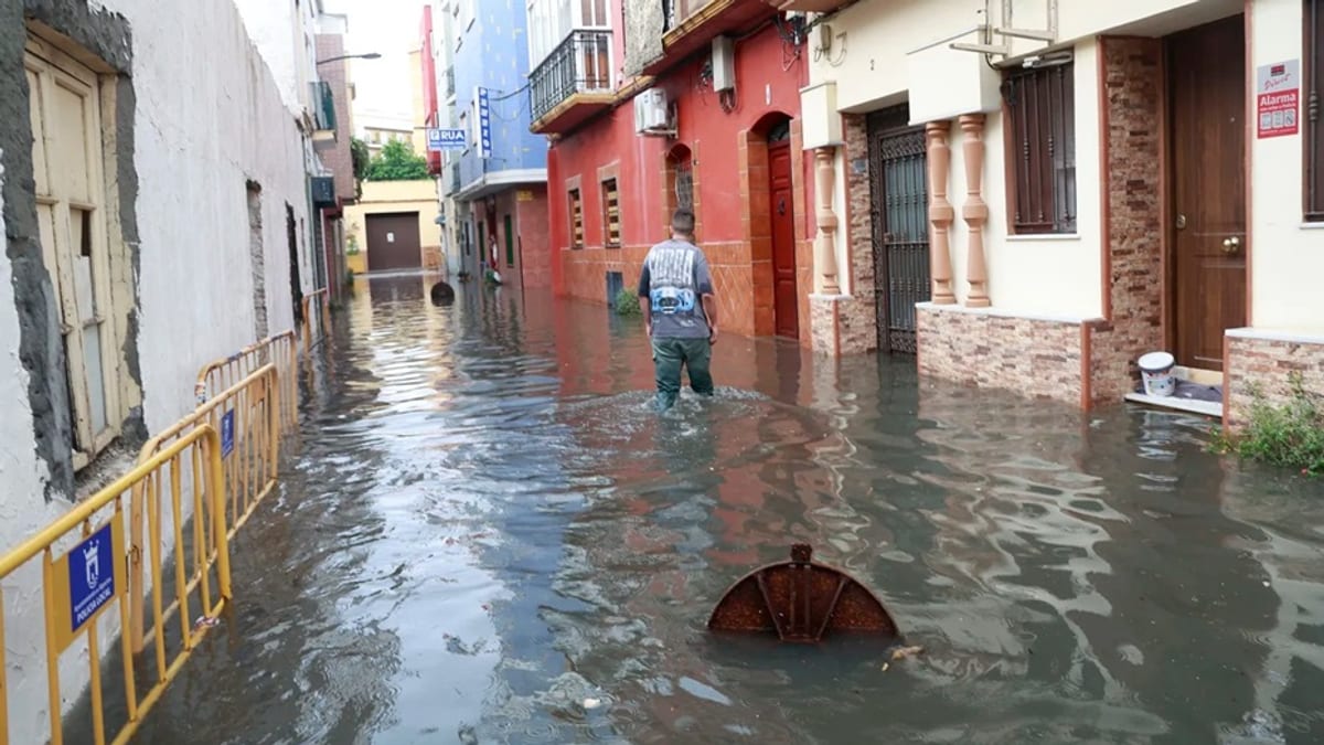 Calle inundada en Algeciras con edificios históricos de colores y acumulación de agua