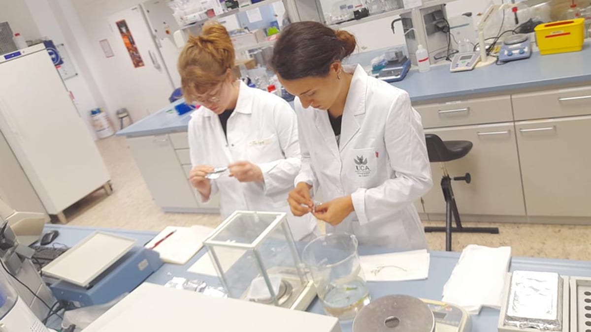 Laboratorio de investigación marina con equipamiento científico de la Junta de Andalucía