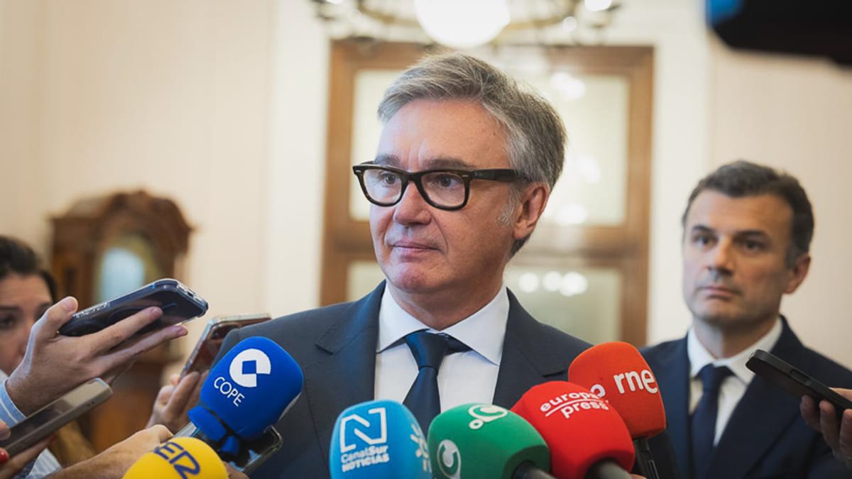 Manuel Gavira en conferencia de prensa durante su visita al Ayuntamiento de Cádiz para explicar la situación de la licitación de la Ciudad de la Justicia