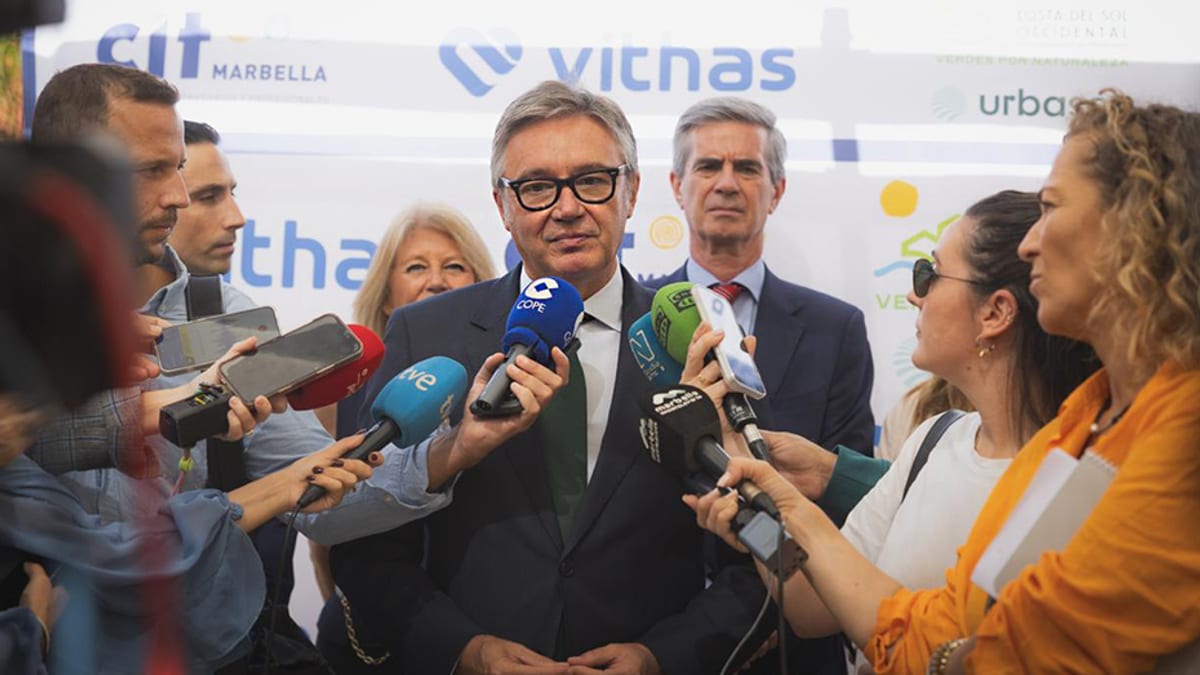 El consejero de Turismo, Justicia, Desregulación y Administración Local de la Junta de Andalucía en Marbella durante el encuentro con empresarios