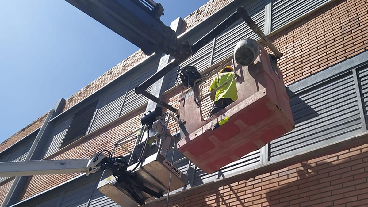 Obras de reparación en cubiertas de centros educativos andaluces dañados por el temporal