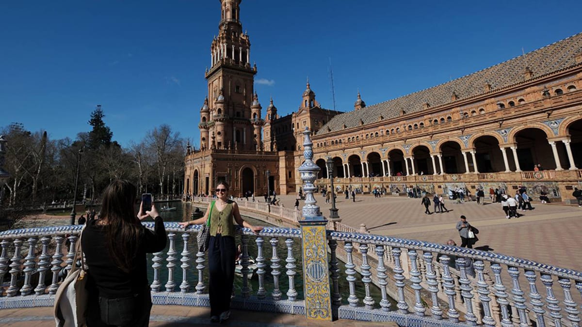 Turistas paseando por una calle de Sevilla, Andalucía