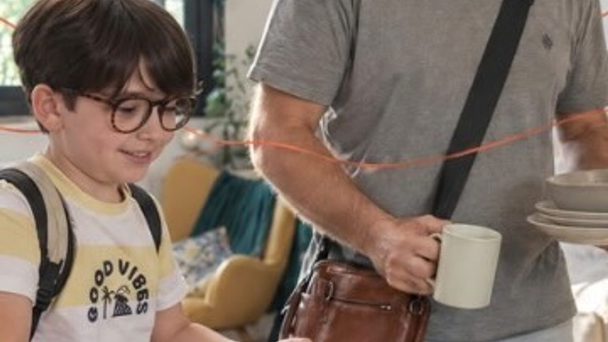 Campaña del Plan Corresponsables de la Junta de Extremadura con niño vistiendo camiseta con lema 'Good Vibes' sobre igualdad y corresponsabilidad