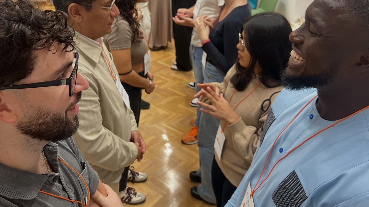 Jóvenes participando en el encuentro 'Juventud en Acción' en Madrid, con pancartas y símbolos de participación ciudadana