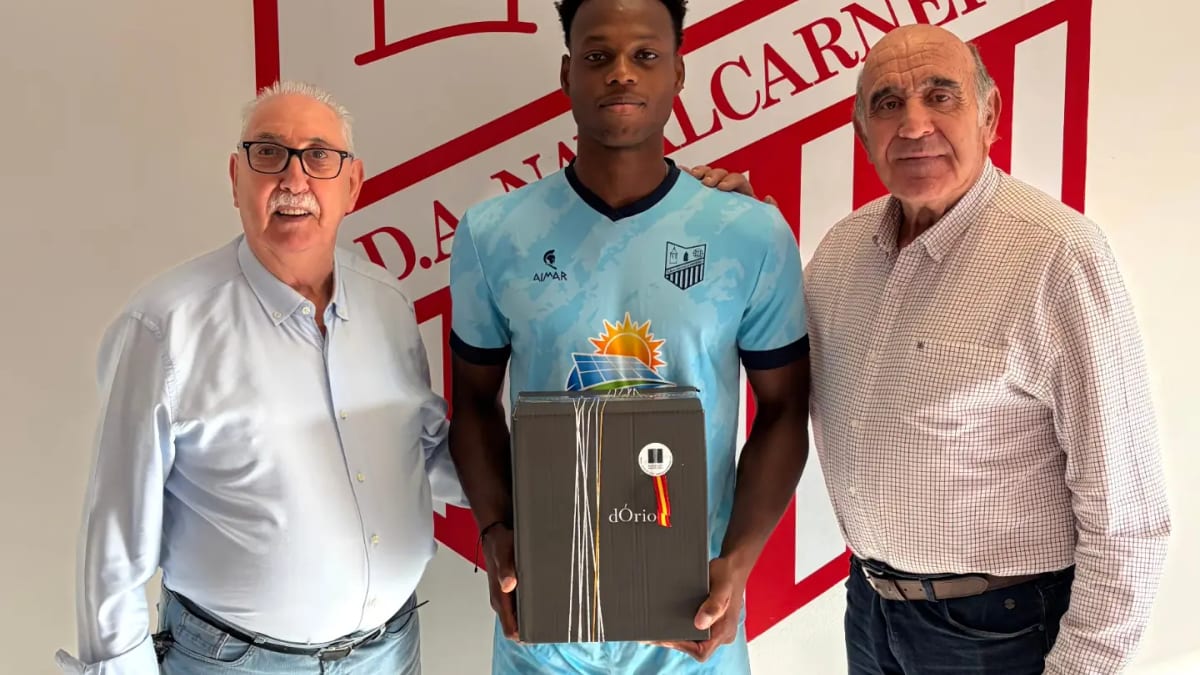 Kensly sostiene la caja de vino dÓrio junto a Carlos de Bodegas Andrés Díaz y Rufino Muñoz, vicepresidente de Navalcarnero
