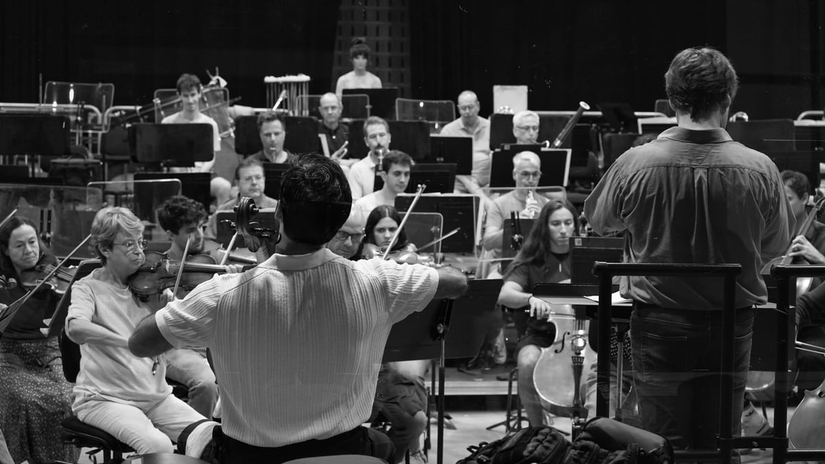 Kian Soltani en ensayo con la Orquesta Sinfónica Islas Baleares